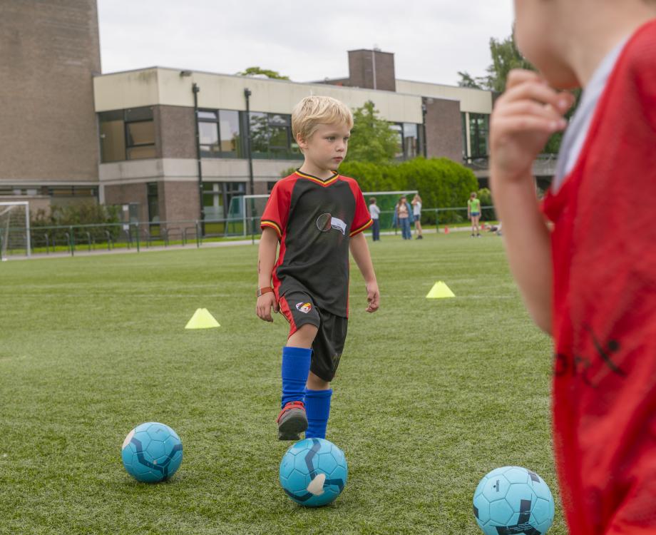 Kleuter met voetbal