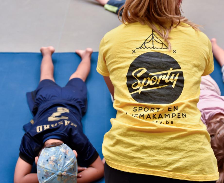 Sporty monitor met kinderen