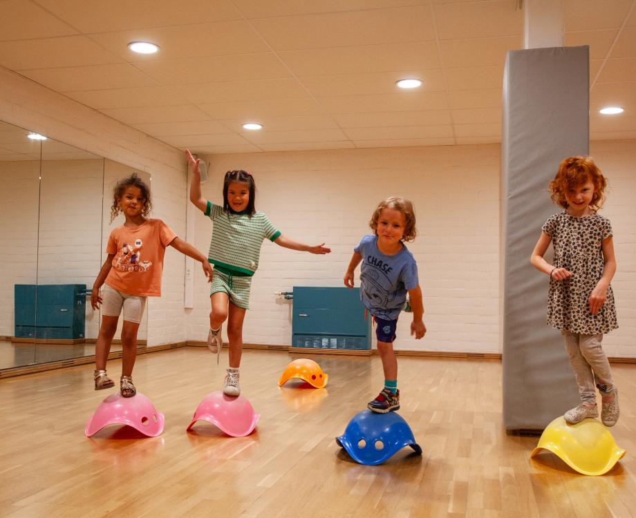 Kleuters balanceren op bilibo's