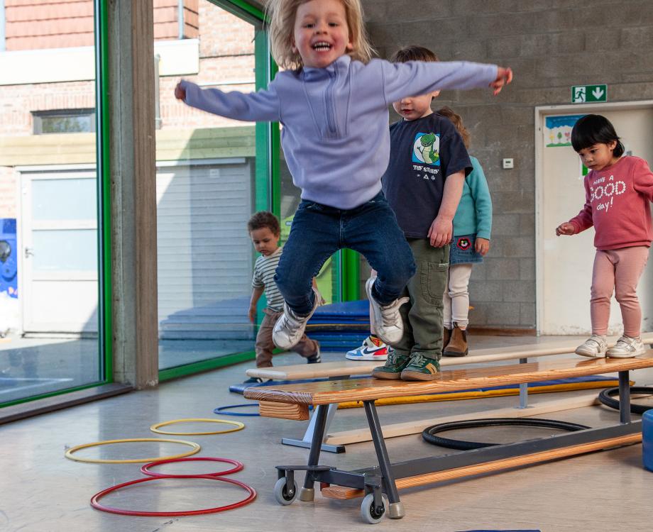 Kleuter spring van bank