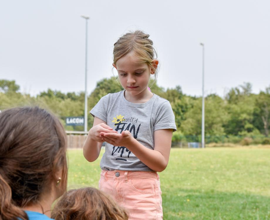 kinderen buiten op grasveld