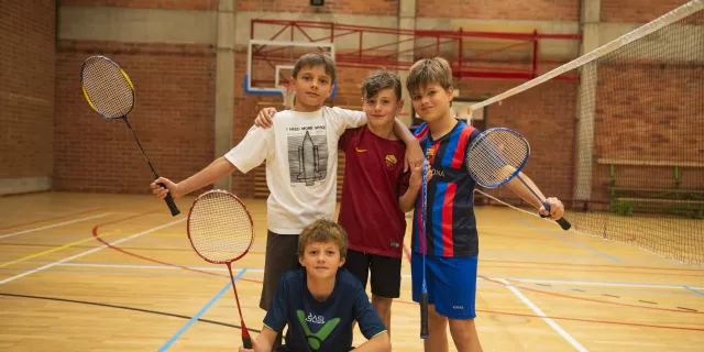 Kinderen spelen badminton