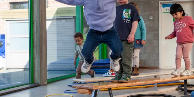 Kleuter spring van bank