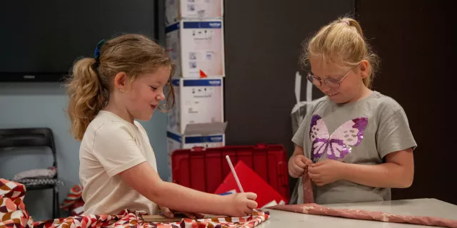 twee kinderen die stoffen knippen