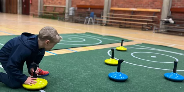 Indoor curling