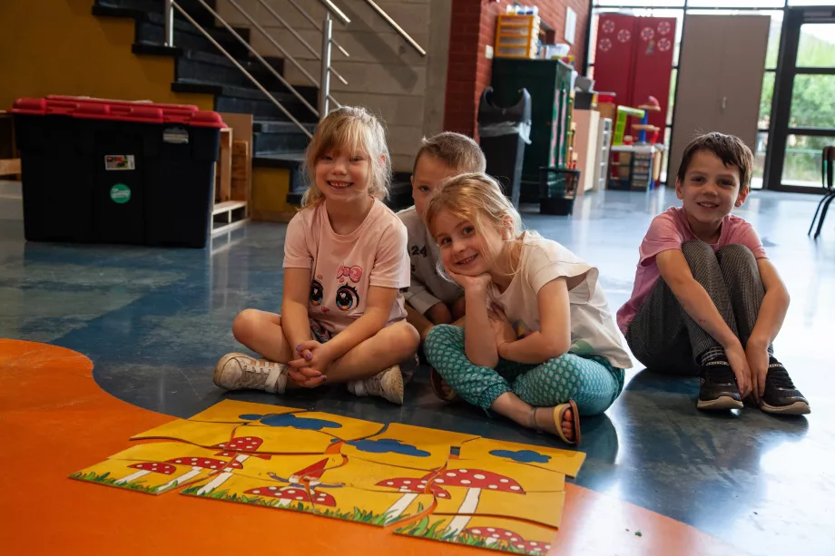 Kleuters met kabouterpuzzel