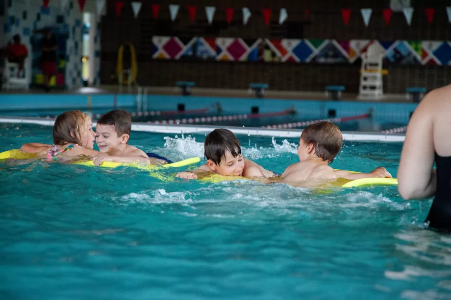 Kinderen in zwembad