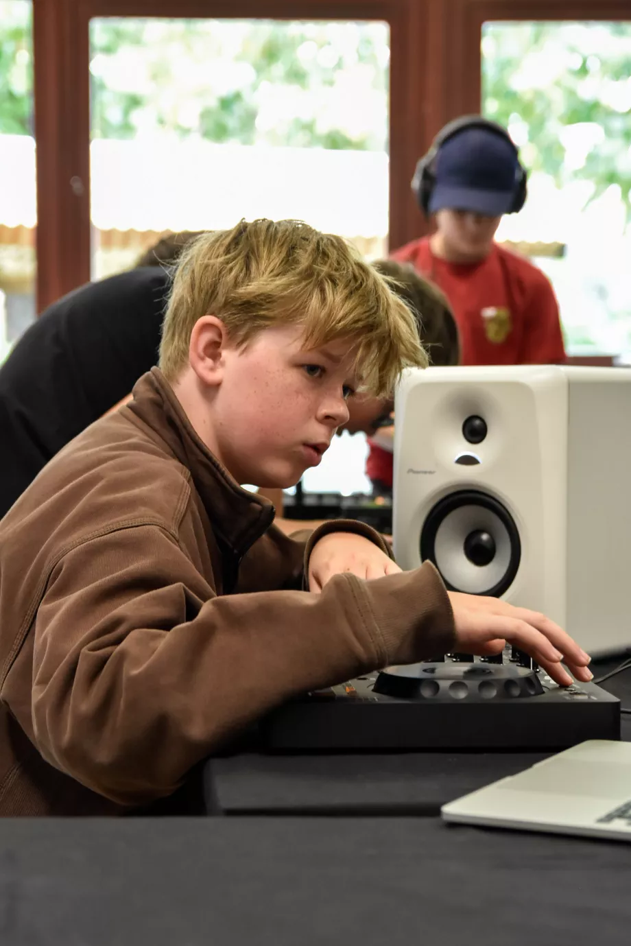 DJ