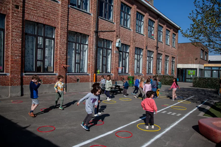 Kleuters spelen met hoepels