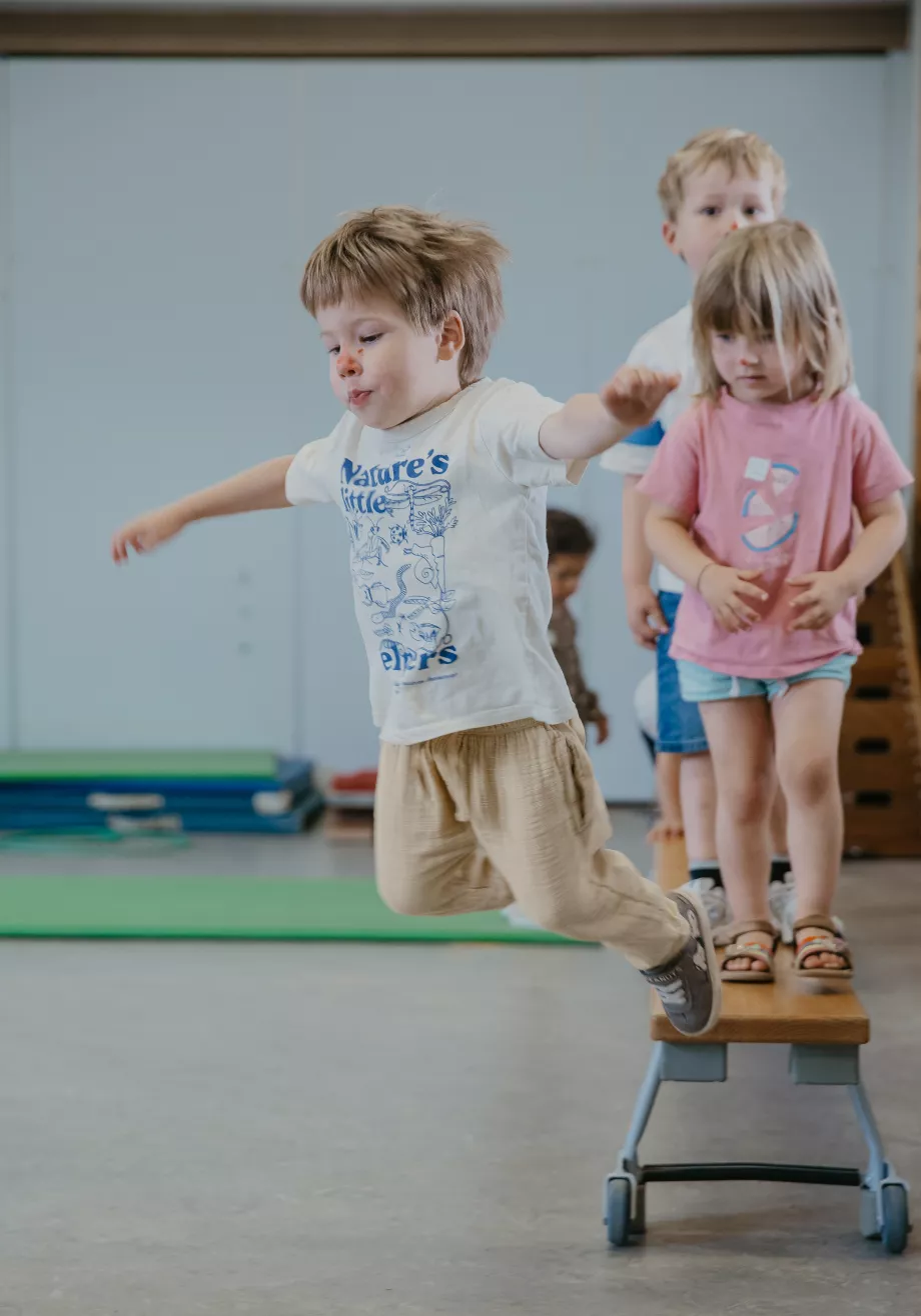 KLeuter springt van bank