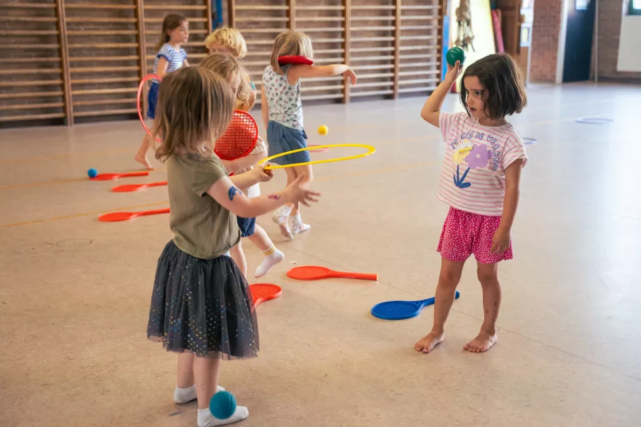 Kleuters spelen met hoepels