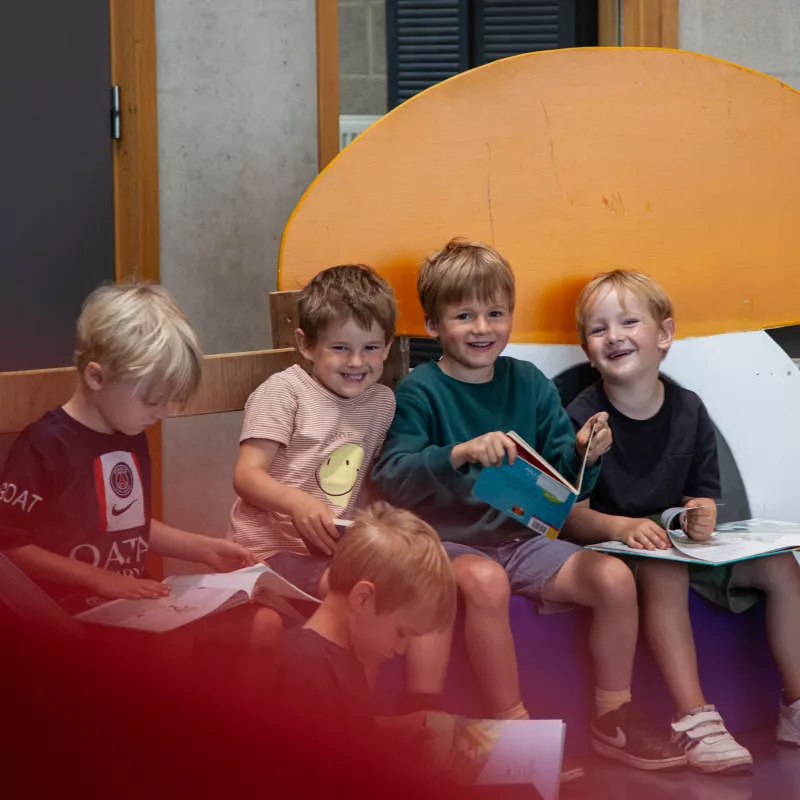 De wondere kabouterwereld, kinderen lezen boekjes. 