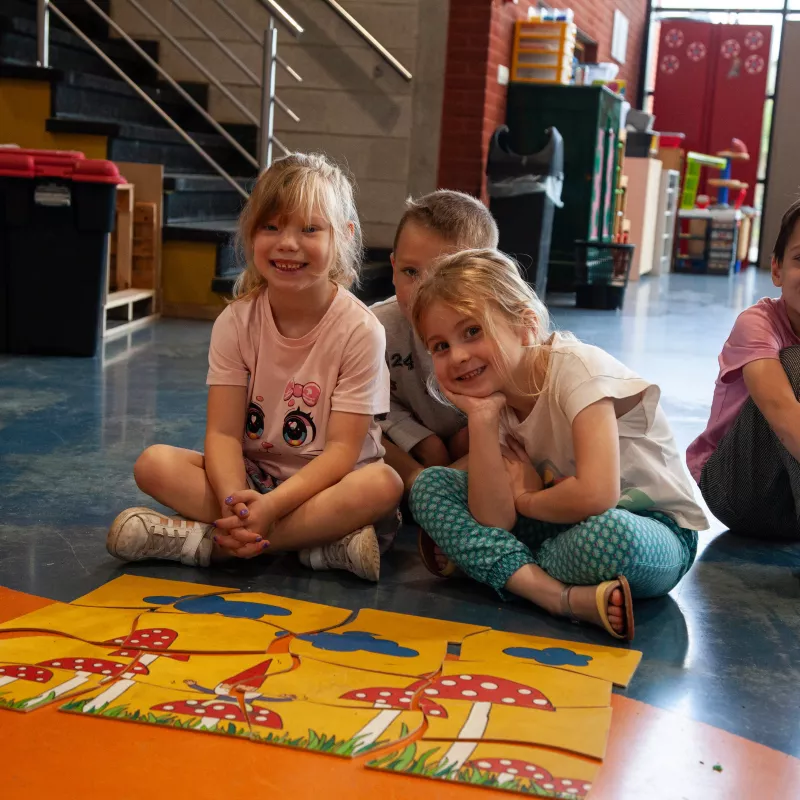 Kleuters met kabouterpuzzel