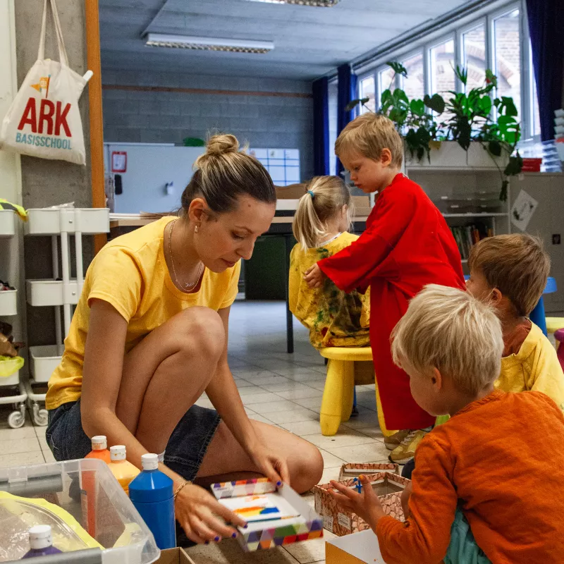 spelende monitor met kids