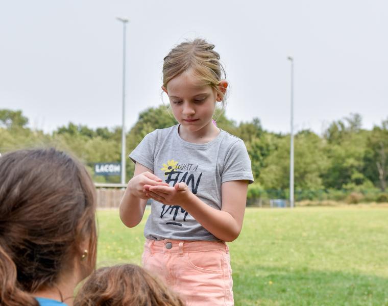 kinderen buiten op grasveld