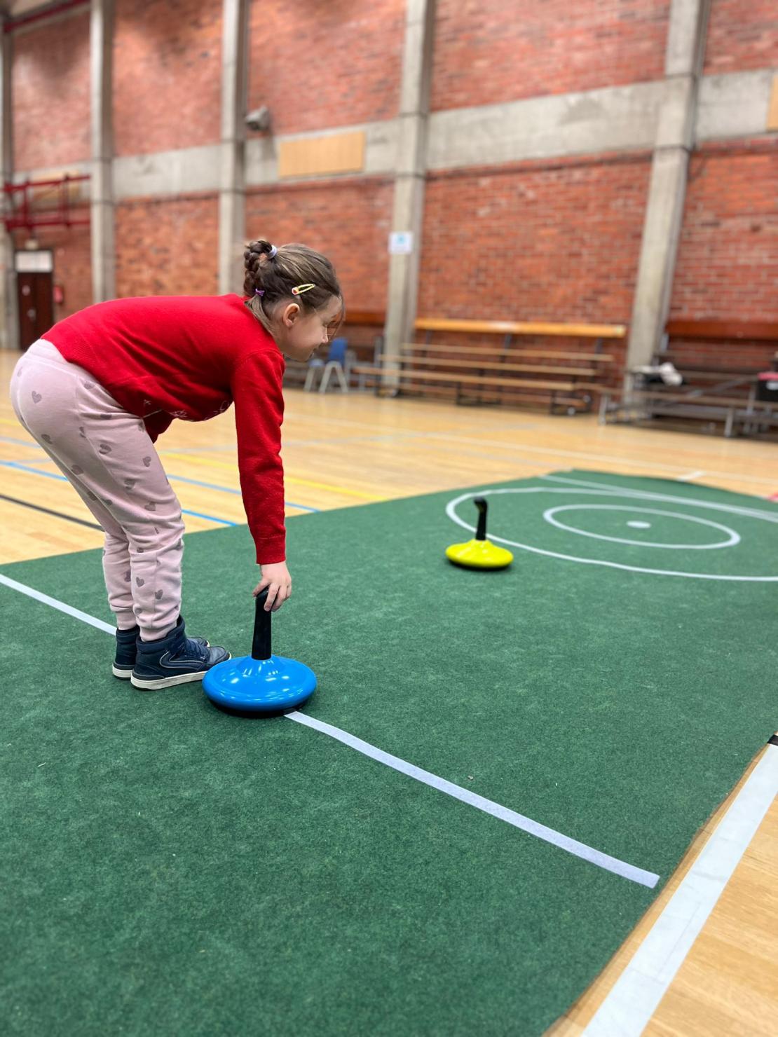 Indoor curling huren: precisie en gezelligheid